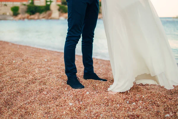 Femmes et hommes pieds dans le sable — Photo