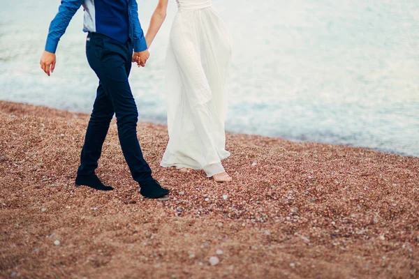 모래에서 여자와 망 발 — 스톡 사진
