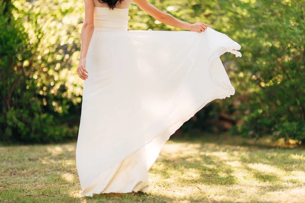 Glücklich schöne Braut im Freien. Hochzeitskleid flattert — Stockfoto