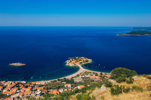 Ilha de Sveti Stefan. Tiro panorâmico — Fotografia de Stock