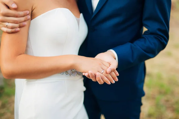 Νύφη και γαμπρός κρατώντας τα χέρια. — Φωτογραφία Αρχείου