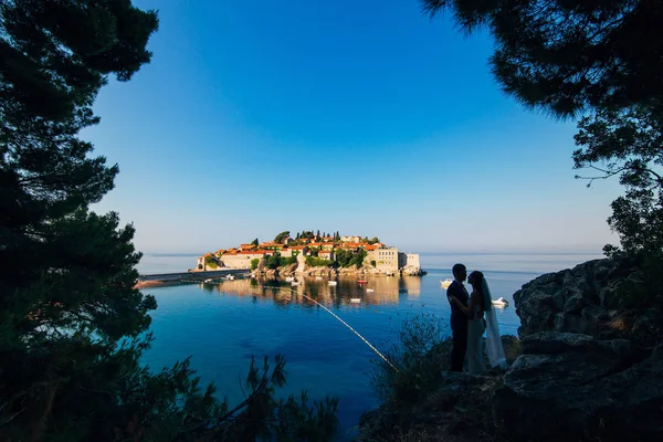 Siluetas de parejas cerca de Sveti Stefan — Foto de Stock