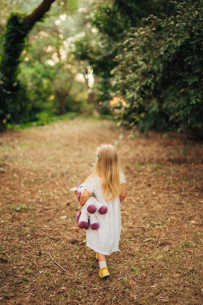 Flicka promenader i skogen — Stockfoto