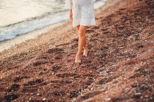 Pieds féminins sur la plage — Photo