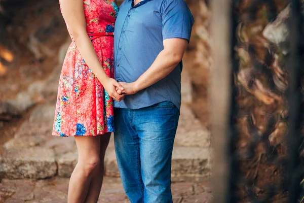 Braut und Bräutigam halten Händchen. — Stockfoto