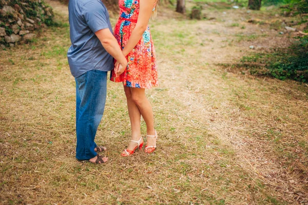 Pies femeninos y masculinos sobre hierba —  Fotos de Stock