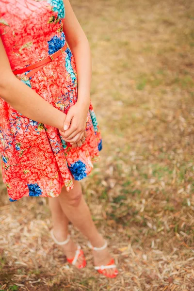 Les mains féminines ferment en plein air . — Photo