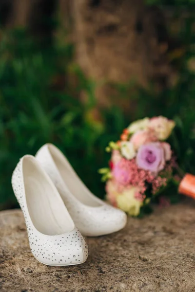 Scarpe da sposa si trovano sull'erba verde — Foto Stock