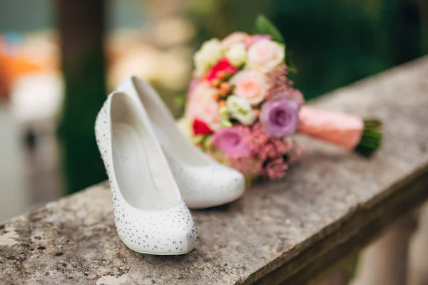 Zapatos de novias se encuentran en la hierba verde —  Fotos de Stock