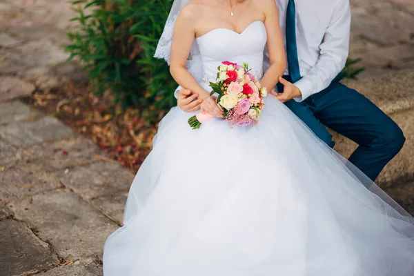 Buquê de casamento em mãos da noiva — Fotografia de Stock
