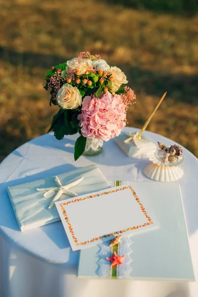 Een tabel voor een huwelijksceremonie in Montenegro — Stockfoto