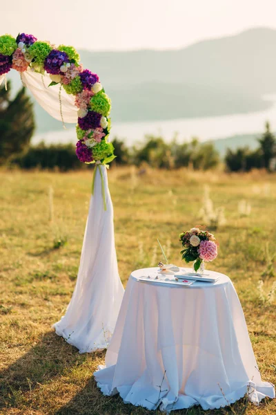 Un tavolo per una cerimonia nuziale in Montenegro — Foto Stock