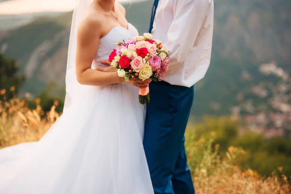 Bruiloft boeket in handen van de bruid — Stockfoto