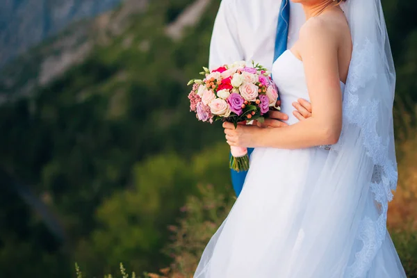 Jonggehuwden omhelzen elkaar in Montenegro — Stockfoto