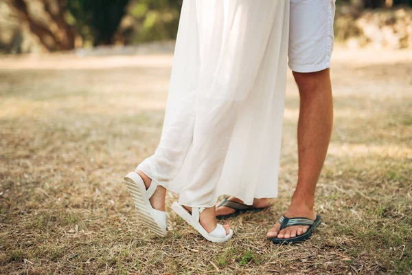 Female and male feet on grass — Stock Photo, Image