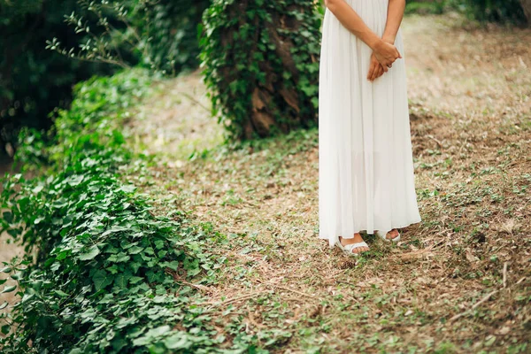 Pieds féminins sur l'herbe — Photo