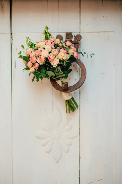 Buquê de casamento em um fundo de madeira — Fotografia de Stock