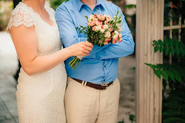 Brautstrauß in den Händen der Braut — Stockfoto