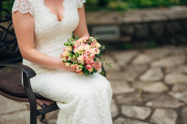 Karangan bunga pernikahan di tangan pengantin wanita — Stok Foto