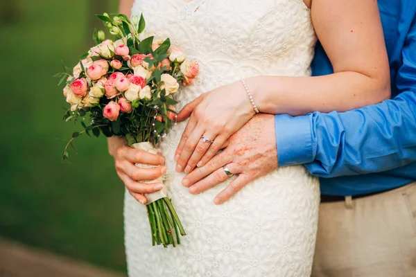 Bouquet de mariage entre les mains de la mariée — Photo