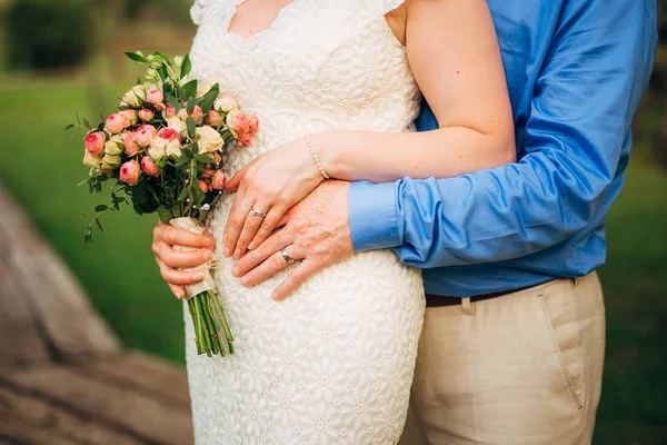 Bouquet de mariage entre les mains de la mariée — Photo