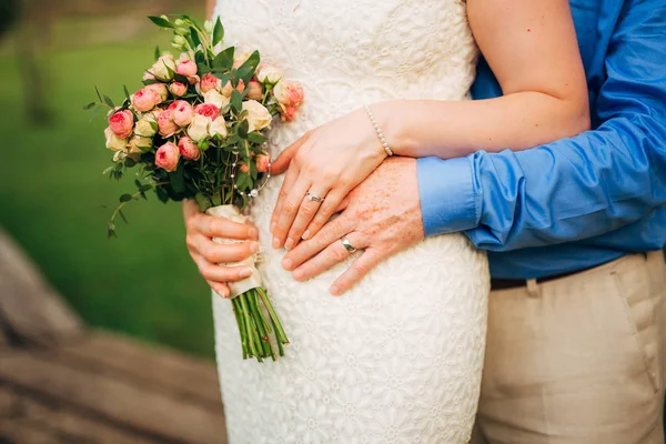 Γαμήλιο μπουκέτο στα χέρια της νύφης — Φωτογραφία Αρχείου