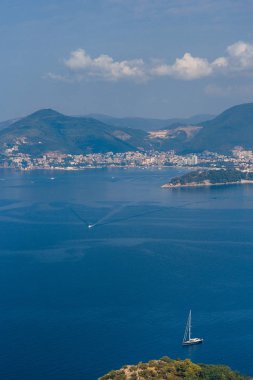 Budva Rivierası'nın kıyı şeridi Panoraması