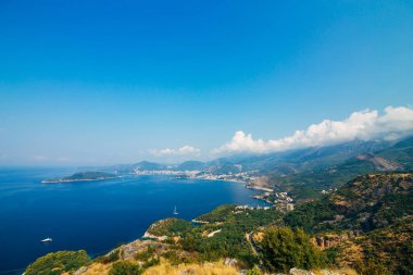 Budva Rivierası'nın kıyı şeridi Panoraması