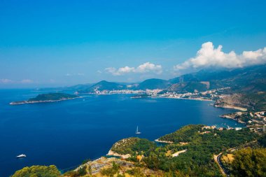 Budva Rivierası'nın kıyı şeridi Panoraması