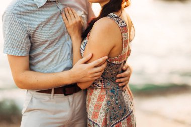 Yeni evliler birbirlerine Karadağ'sarılmak