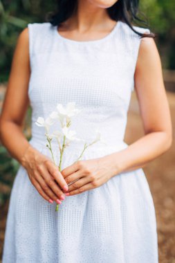 Eller açık yakın çekim.