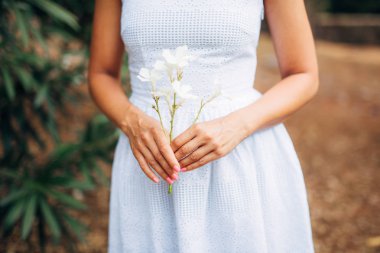 Eller açık yakın çekim.