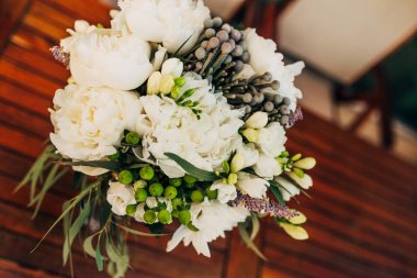 Ahşap bir arka planda düğün buketi