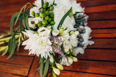 Ahşap bir arka planda düğün buketi