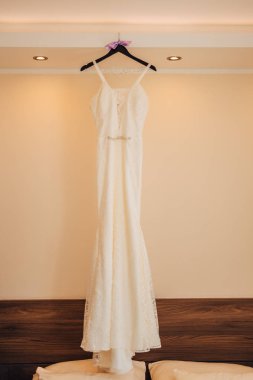 Gelinler bir askı odasında elbise