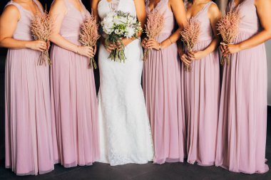 Gelinin elinde düğün buketi