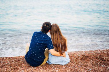 Yeni evliler birbirlerine Karadağ'sarılmak