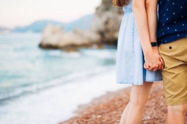 Gelin ve damat el ele tutuşuyorlar..