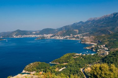 Budva Rivierası'nın kıyı şeridi Panoraması