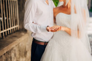 Gelin ve damat el ele tutuşuyorlar..