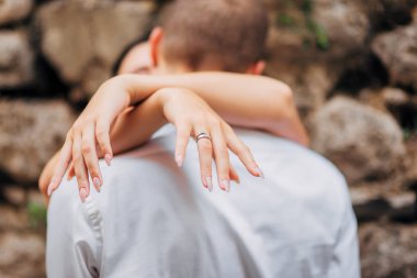 Gelin ve damat gün açık havada yürüyüş düğününde Doğa bahar