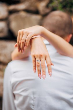 Gelin ve damat gün açık havada yürüyüş düğününde Doğa bahar