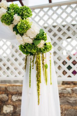 güzel düğün çiçek aranjmanı