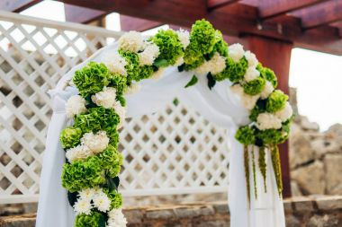 güzel düğün çiçek aranjmanı