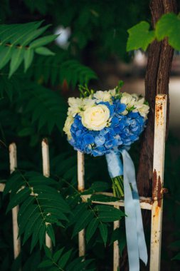 Yeşil arka planda düğün buketi