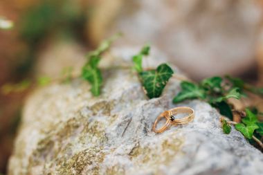 Alyans çim taşları üzerinde