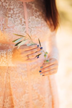 Zeytin dalı ihale kadın elinde