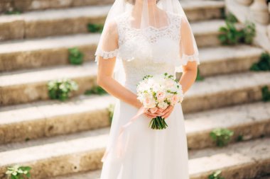 Gelinin elinde düğün buketi