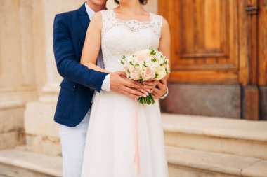 Gelinin elinde düğün buketi