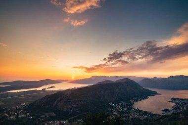 Dağlar ve deniz üzerine Karadağ günbatımı